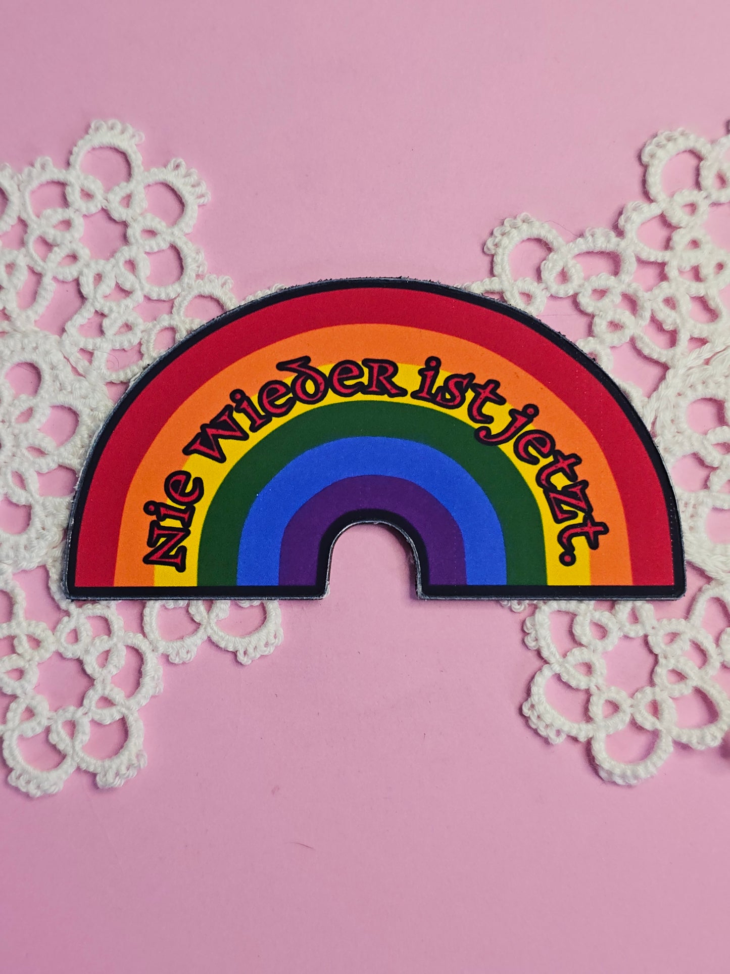 Regenbogen „Nie wieder ist jetzt“ Magnet - 8 cm