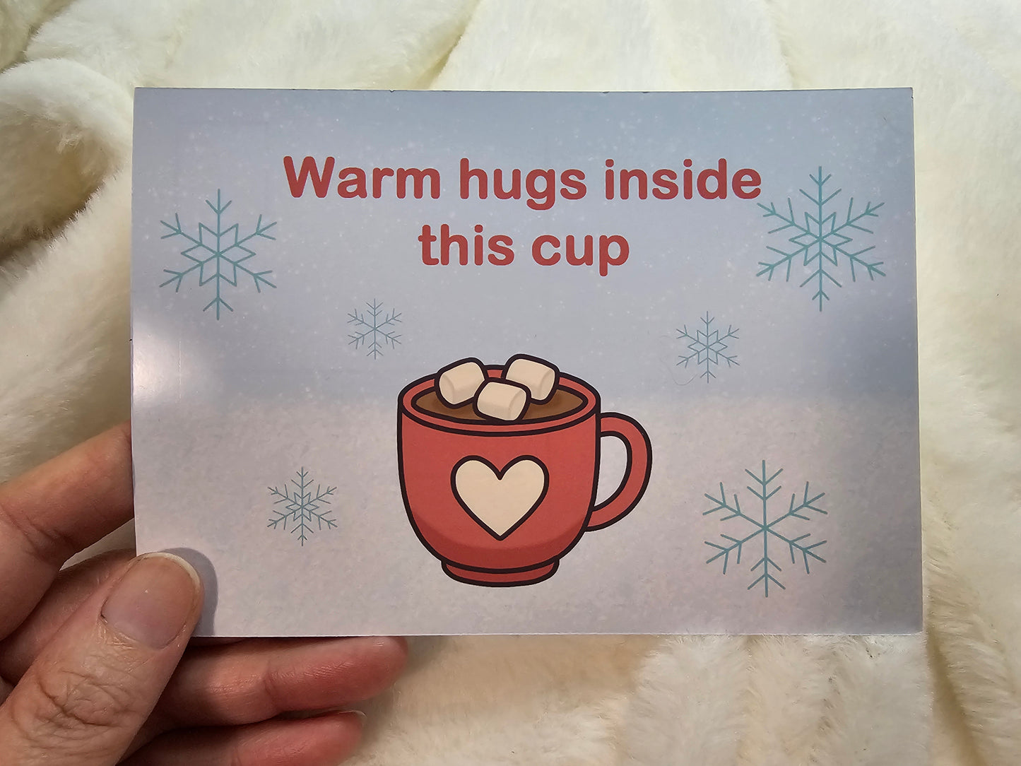 Weihnachtspostkarte – „Warm Hugs Inside This Cup“