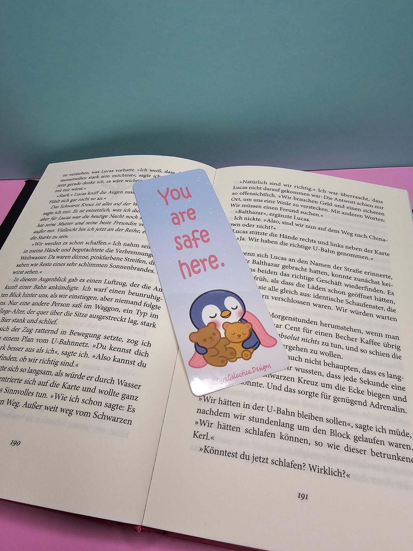 You Are Safe Here | Wrapped in Warmth | Pinguin - Lesezeichen - beidseitig bedruckt